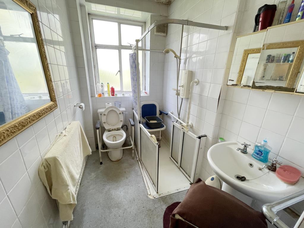 Lot: 38 - FLAT IN NEED OF MODERNISATION AND IMPROVEMENT - Inside image of bathroom